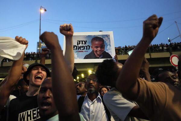 Miembros de la comunidad etíope protestan en Tel Aviv, Israel. Los manifestantes están descontentos con la investigación de la muerte de Rafael Adana, de 4 años, que falleció tras ser atropellado por un coche. Miembros de la comunidad etíope protestan en Tel Aviv, Israel. Los manifestantes están descontentos con la investigación de la muerte de Rafael Adana, de 4 años, que falleció tras ser atropellado por un coche. - Sputnik Mundo
