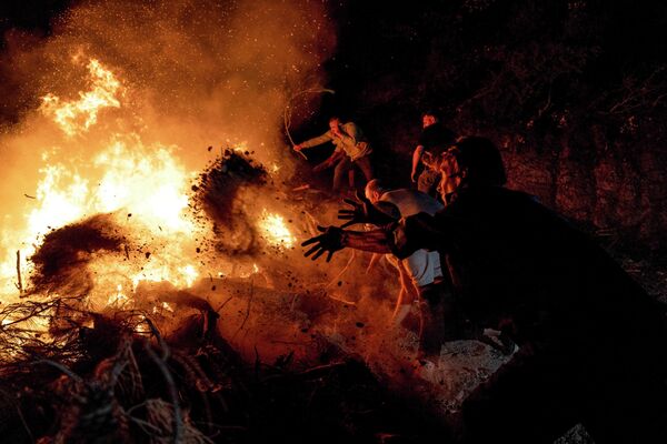 Bomberos y lugareños luchan contra el fuego en la ciudad turca de Canakkale, arrasada por un incendio forestal. Bomberos y lugareños luchan contra el fuego en la ciudad turca de Canakkale, arrasada por un incendio forestal. - Sputnik Mundo