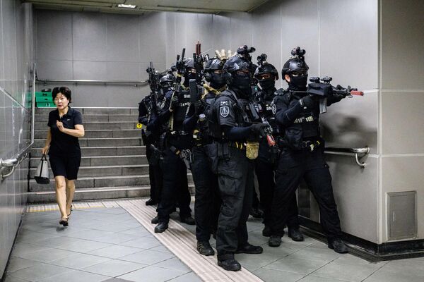 Las tropas surcoreanas se preparan para participar en un ejercicio antiterrorista en una estación de metro de Seúl, en el marco de las maniobras militares conjuntas con Estados Unidos. Las tropas surcoreanas se preparan para participar en un ejercicio antiterrorista en una estación de metro de Seúl, en el marco de las maniobras militares conjuntas con Estados Unidos. - Sputnik Mundo