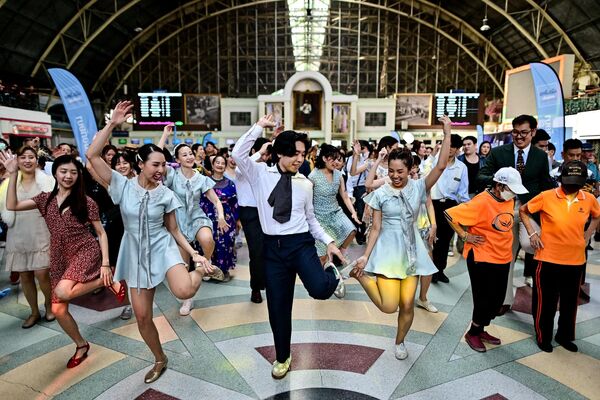 Participantes de un flashmob bailan swing en la estación de ferrocarril de Hua Lamphong en Bangkok, Tailandia. Participantes de un flashmob bailan swing en la estación de ferrocarril de Hua Lamphong en Bangkok, Tailandia. - Sputnik Mundo