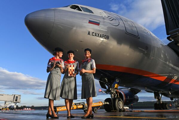 Azafatas del avión A330 de Aeroflot en el aeropuerto internacional ruso de Krasnoyarsk antes de un vuelo 'retro' Krasnoyarsk-Moscú en honor del Día de la Flota Aérea. Azafatas del avión A330 de Aeroflot en el aeropuerto internacional ruso de Krasnoyarsk antes de un vuelo 'retro' Krasnoyarsk-Moscú en honor del Día de la Flota Aérea. - Sputnik Mundo