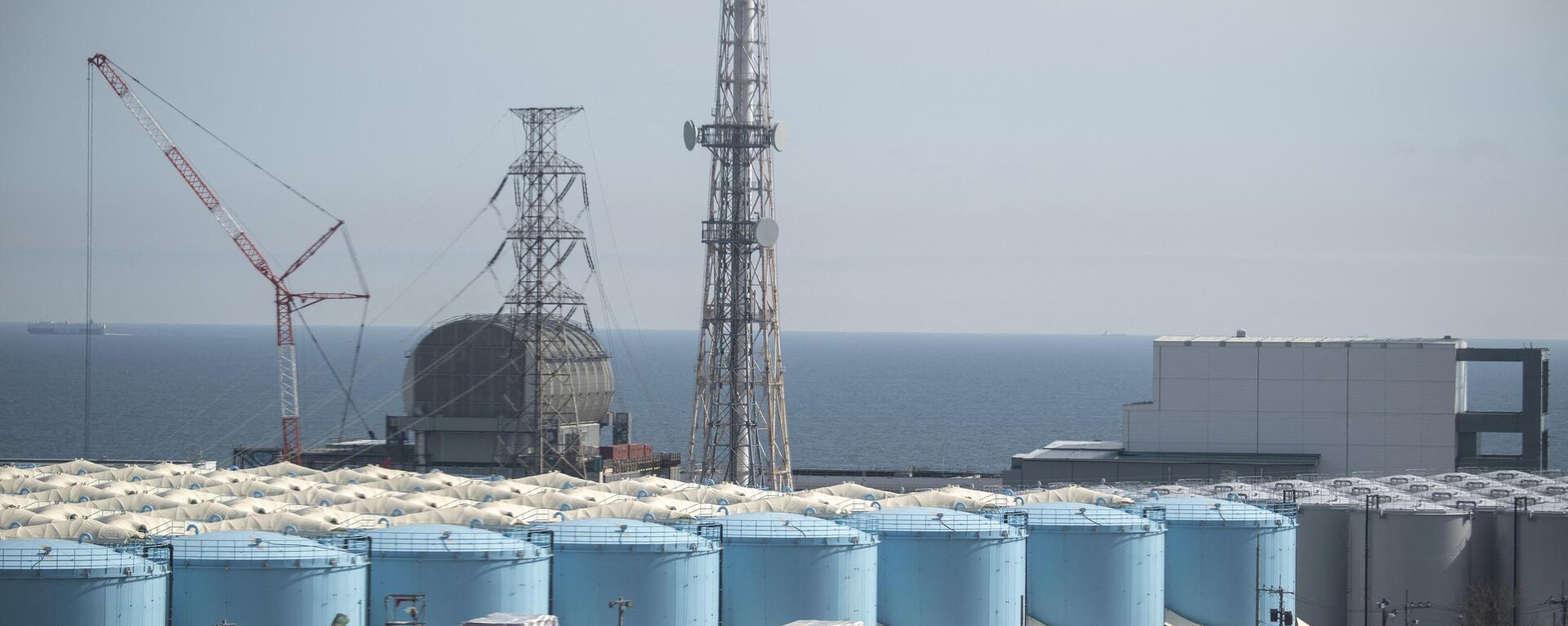 Los reactores de las unidades 3 (L) y 4 (C) y los tanques de almacenamiento de agua contaminada en la central nuclear Fukushima en Okuma - Sputnik Mundo, 1920, 29.08.2023