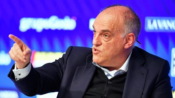 Javier Tebas, el presidente de la Liga española de fútbol, habla durante su participación en el foro 'Defensa del ecosistema futbolístico europeo', el 16 de marzo de 2023 en Barcelona  - Sputnik Mundo