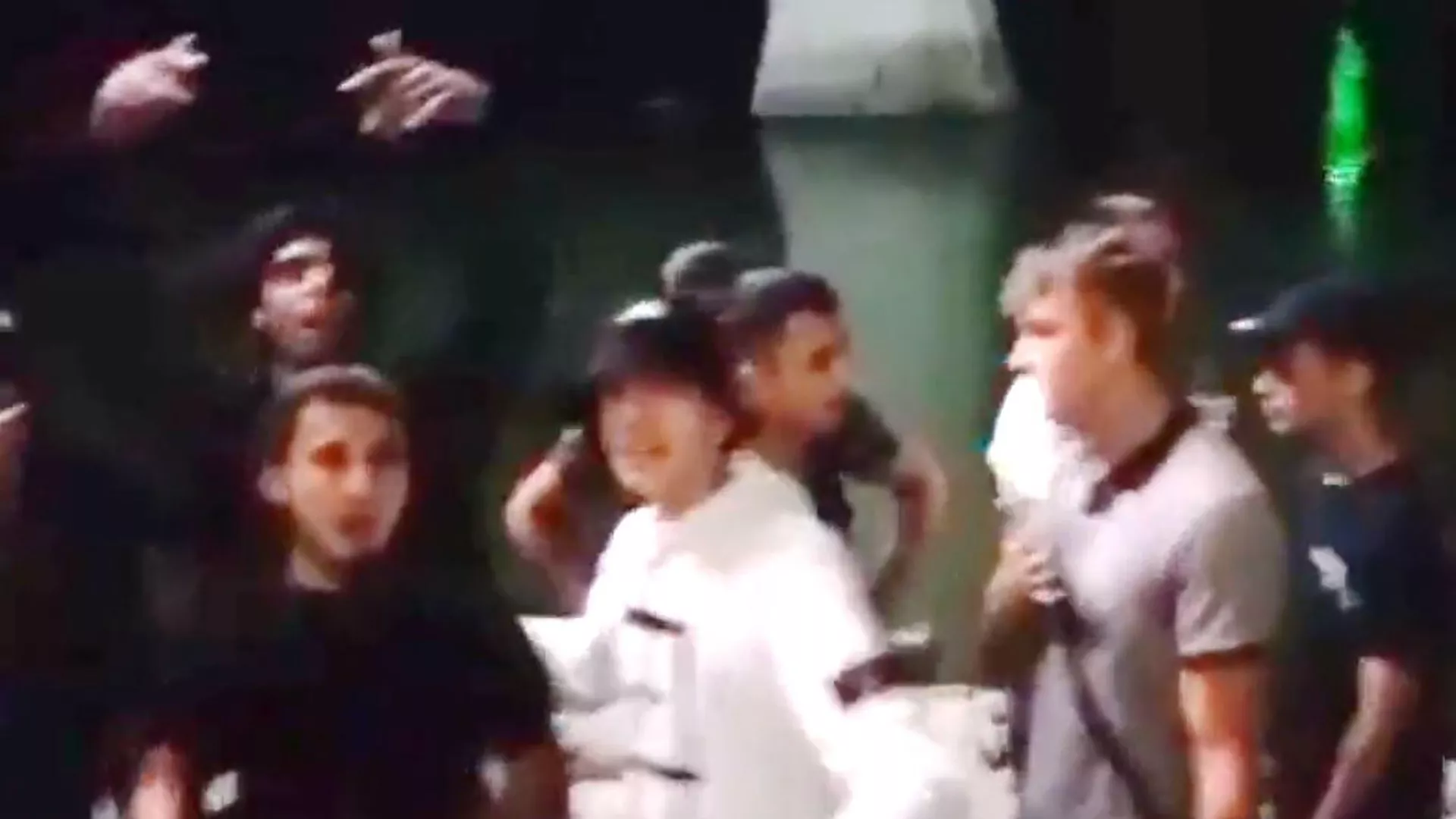 Ucranianos dan una paliza a un grupo de polacos y les obligan a gritar consignas neonazis