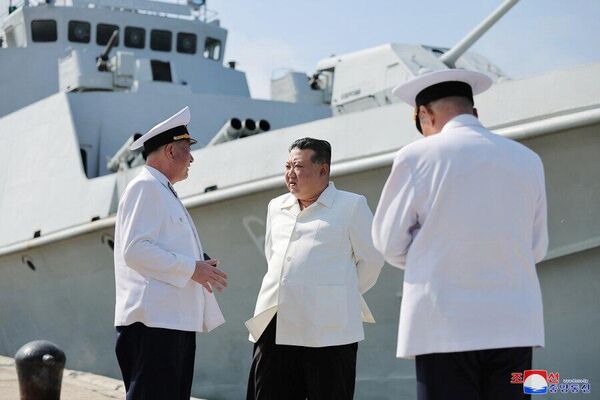 El líder norcoreano Kim Jong-un y la corbeta clase Amnok - Sputnik Mundo