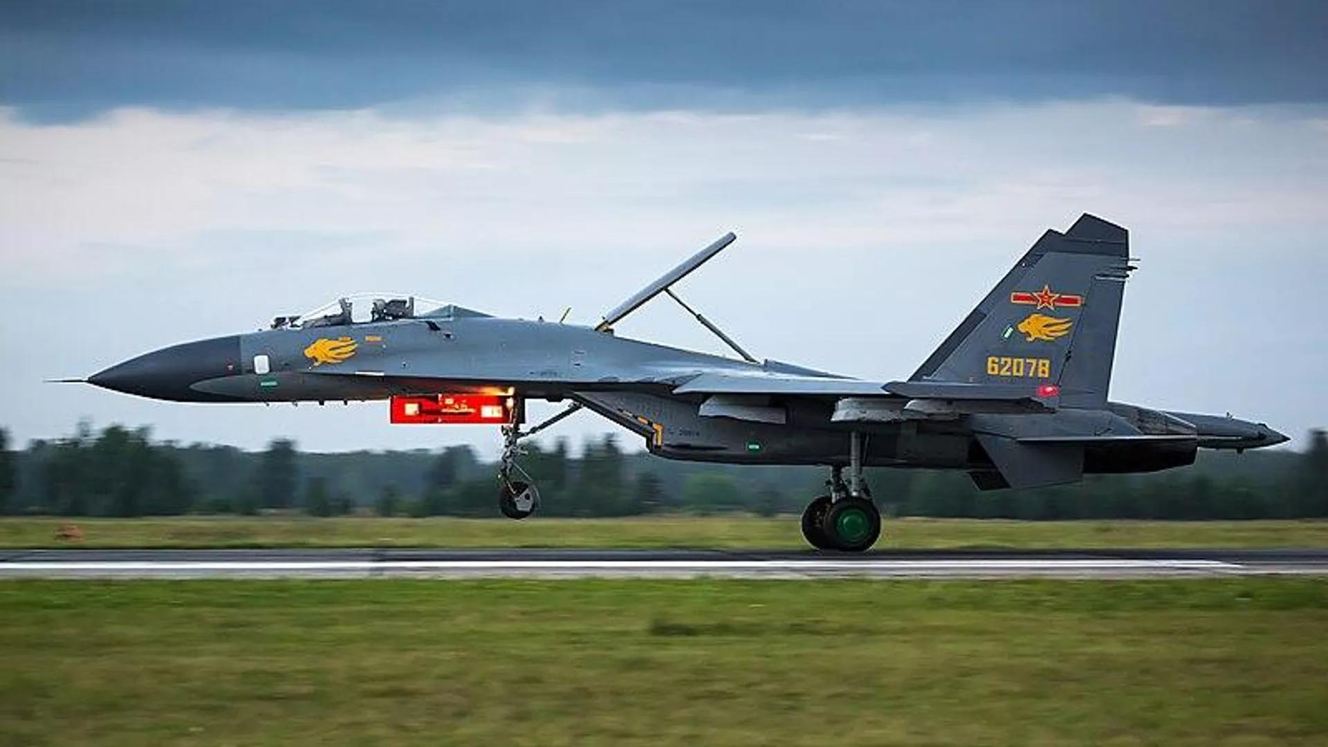 Un caza chino J-11B 