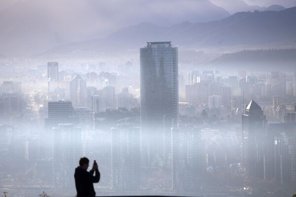 La contaminación atmosférica es una grave amenaza no sólo para la salud pública, sino también para el medio ambiente. Además, reduce el contenido de oxígeno de los océanos, disminuye la biodiversidad y contribuye al cambio climático.En la foto: esmog en Santiago de Chile. - Sputnik Mundo