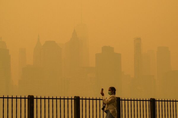 En la actualidad, más del 90% de la población mundial respira niveles de contaminación atmosférica que superan las normas aceptables.En la foto: esmog procedente de los incendios forestales de Canadá en Nueva York, EEUU. - Sputnik Mundo