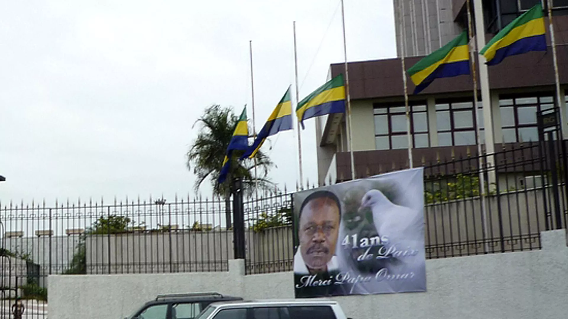 Carteles con el presidente de Gabón, Ali Bongo Ondimba, y banderas de Gabón (archivo)