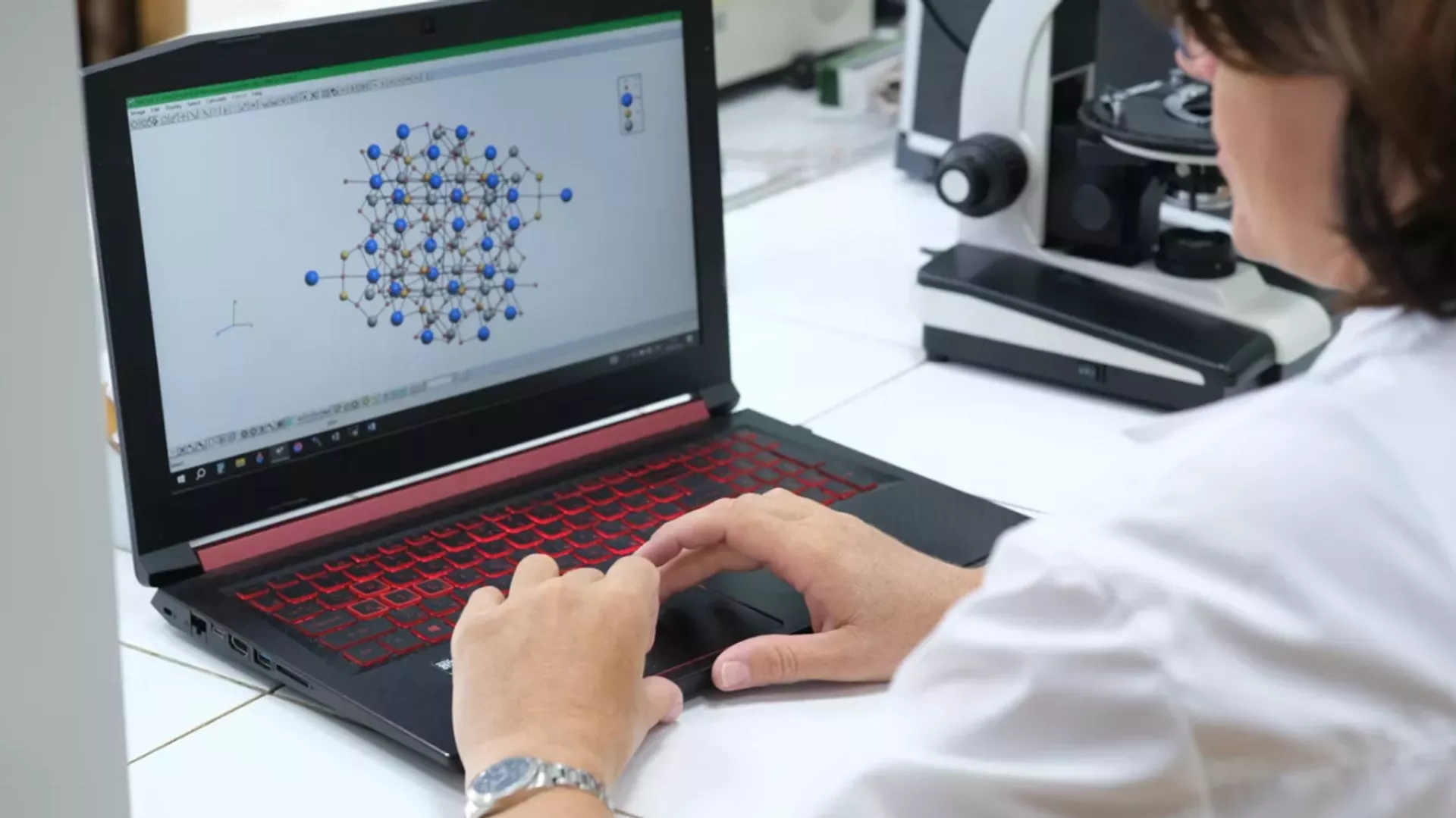 Natalia Kabanova, investigadora principal del centro internacional de investigación en ciencia teórica de los materiales de la Universidad Politécnica de Samara, en el proceso de trabajo