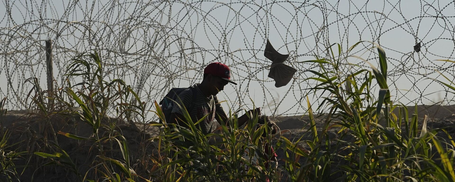 En la zona fronteriza entre EEUU y México, miles de migrantes transitan para buscar nuevas oportunidades de vida. - Sputnik Mundo, 1920, 30.11.2023