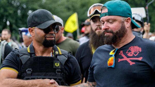 Joseph Biggs y otros miembros de los Proud Boys fueron declarados culpables por asalto a Capitolio - Sputnik Mundo