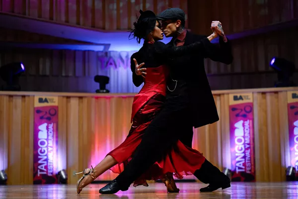 El Mundial de Tango es sin duda el principal y más prestigioso acontecimiento del mundo del tango. Suele celebrarse a finales de agosto, en el marco del Festival de Tango de Buenos Aires. En la foto: Bruna Estellita y Julián Sánchez actúan en las semifinales del Mundial de Tango de Buenos Aires. El Mundial de Tango es sin duda el principal y más prestigioso acontecimiento del mundo del tango. Suele celebrarse a finales de agosto, en el marco del Festival de Tango de Buenos Aires. En la foto: Bruna Estellita y Julián Sánchez actúan en las semifinales del Mundial de Tango de Buenos Aires. - Sputnik Mundo