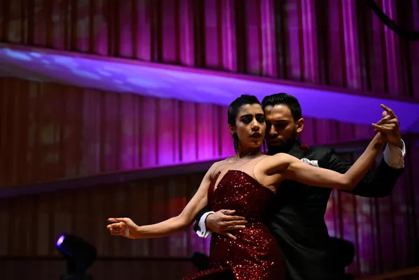 Cientos de parejas de todo el mundo acuden cada año a la capital argentina para competir por el título de mejores tangueros. En la foto: Amanda Marques y Guilherme Monteiro actúan en las semifinales del Campeonato Mundial de Tango. Cientos de parejas de todo el mundo acuden cada año a la capital argentina para competir por el título de mejores tangueros. En la foto: Amanda Marques y Guilherme Monteiro actúan en las semifinales del Campeonato Mundial de Tango. - Sputnik Mundo