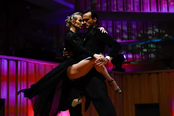 La participación en el campeonato es gratuita, ya que está financiado íntegramente por el Estado como importante acontecimiento cultural nacional. En la foto: Liza Rosales y Juan Manuel Rosales actúan en las semifinales del Campeonato Mundial de Baile de Tango en Buenos Aires. La participación en el campeonato es gratuita, ya que está financiado íntegramente por el Estado como importante acontecimiento cultural nacional. En la foto: Liza Rosales y Juan Manuel Rosales actúan en las semifinales del Campeonato Mundial de Baile de Tango en Buenos Aires. - Sputnik Mundo