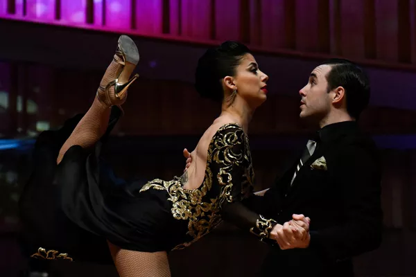 El Campeonato Mundial de Tango comenzó en 2003 por iniciativa de Aníbal Ibarra, entonces jefe de Gobierno de Buenos Aires. En 2020, debido a la pandemia de COVID-19, el campeonato se celebró por internet y en un formato limitado. En la foto: Daniela Pachame y Juan Braida actúan en las semifinales del Campeonato Mundial de Tango. El Campeonato Mundial de Tango comenzó en 2003 por iniciativa de Aníbal Ibarra, entonces jefe de Gobierno de Buenos Aires. En 2020, debido a la pandemia de COVID-19, el campeonato se celebró por internet y en un formato limitado. En la foto: Daniela Pachame y Juan Braida actúan en las semifinales del Campeonato Mundial de Tango. - Sputnik Mundo