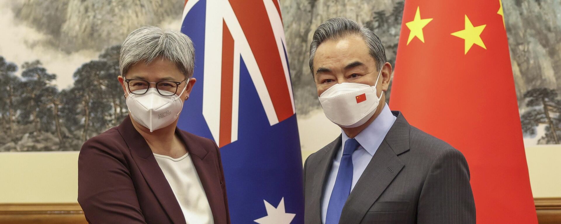 Penny Wong, ministra de Relaciones Exteriores de Australia, y Wang Yi, canciller chino - Sputnik Mundo, 1920, 03.09.2023