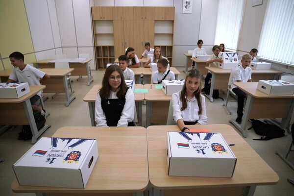 La nueva escuela secundaria Névskaya en la ciudad rusa de Mariúpol (Rusia), el 1 de septiembre - Sputnik Mundo