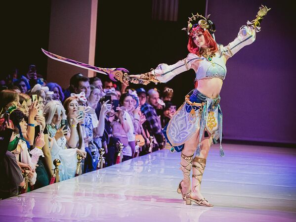 Una cosplayer vestida como Taki, del videojuego Soul Calibur 6, en el desfile de moda de disfraces. - Sputnik Mundo
