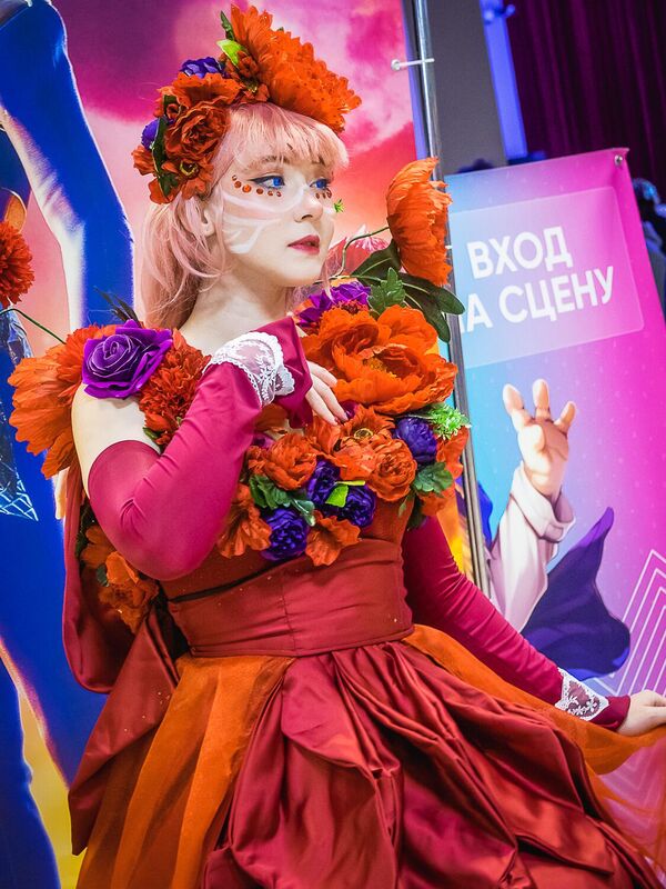 Una participante del festival presenta su disfraz. - Sputnik Mundo