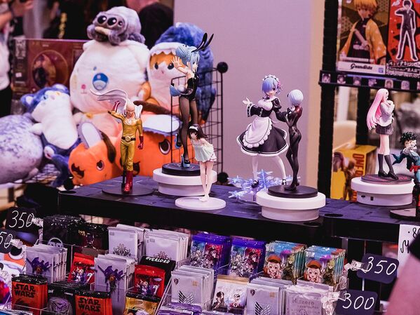 También había varios puestos donde los visitantes podían comprar productos con atributos de sus fandoms favoritos. - Sputnik Mundo