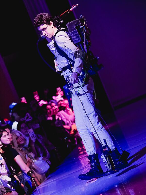 Un joven con un disfraz de los Cazafantasmas hace un desfile durante el festival. - Sputnik Mundo