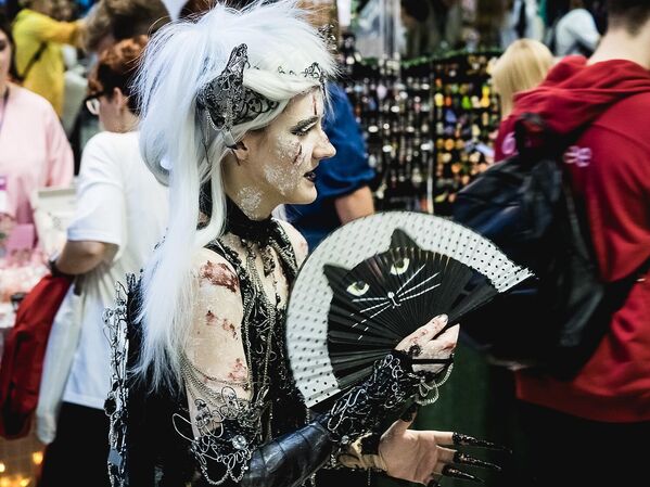 Una cosplayer en el festival Isekai Fest. - Sputnik Mundo