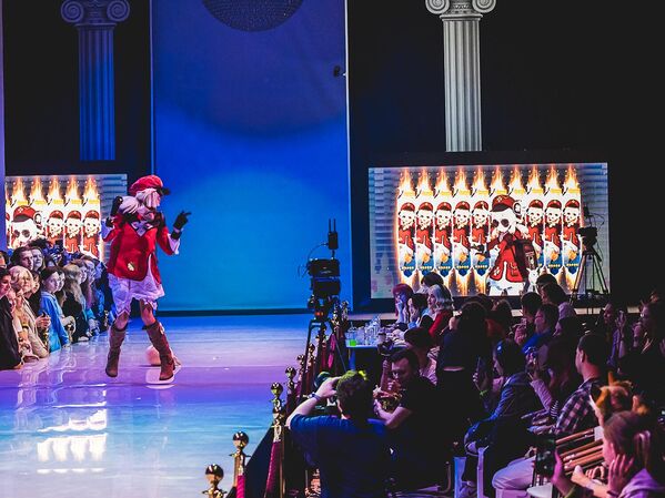 Una participante vestida como el personaje Kli del videojuego Genshin Impact durante un desfile de cosplay. - Sputnik Mundo
