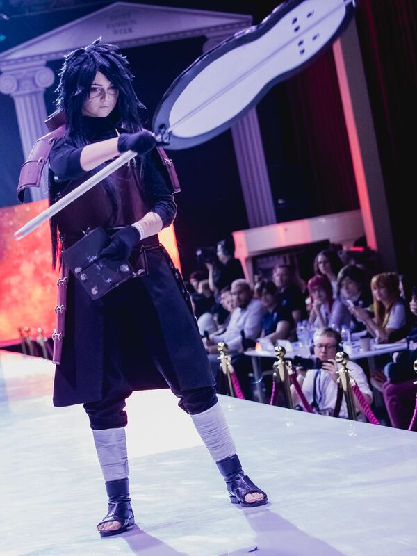 Una cosplayer vestida como Madara Uchiha del anime Naruto durante un desfile de cosplay. - Sputnik Mundo
