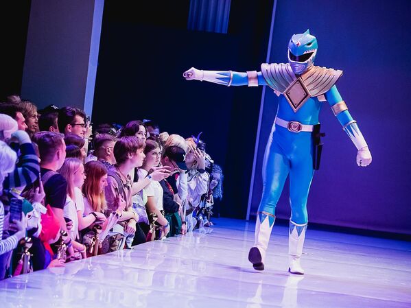 Un participante disfrazado de Green Ranger desfila durante el festival. - Sputnik Mundo