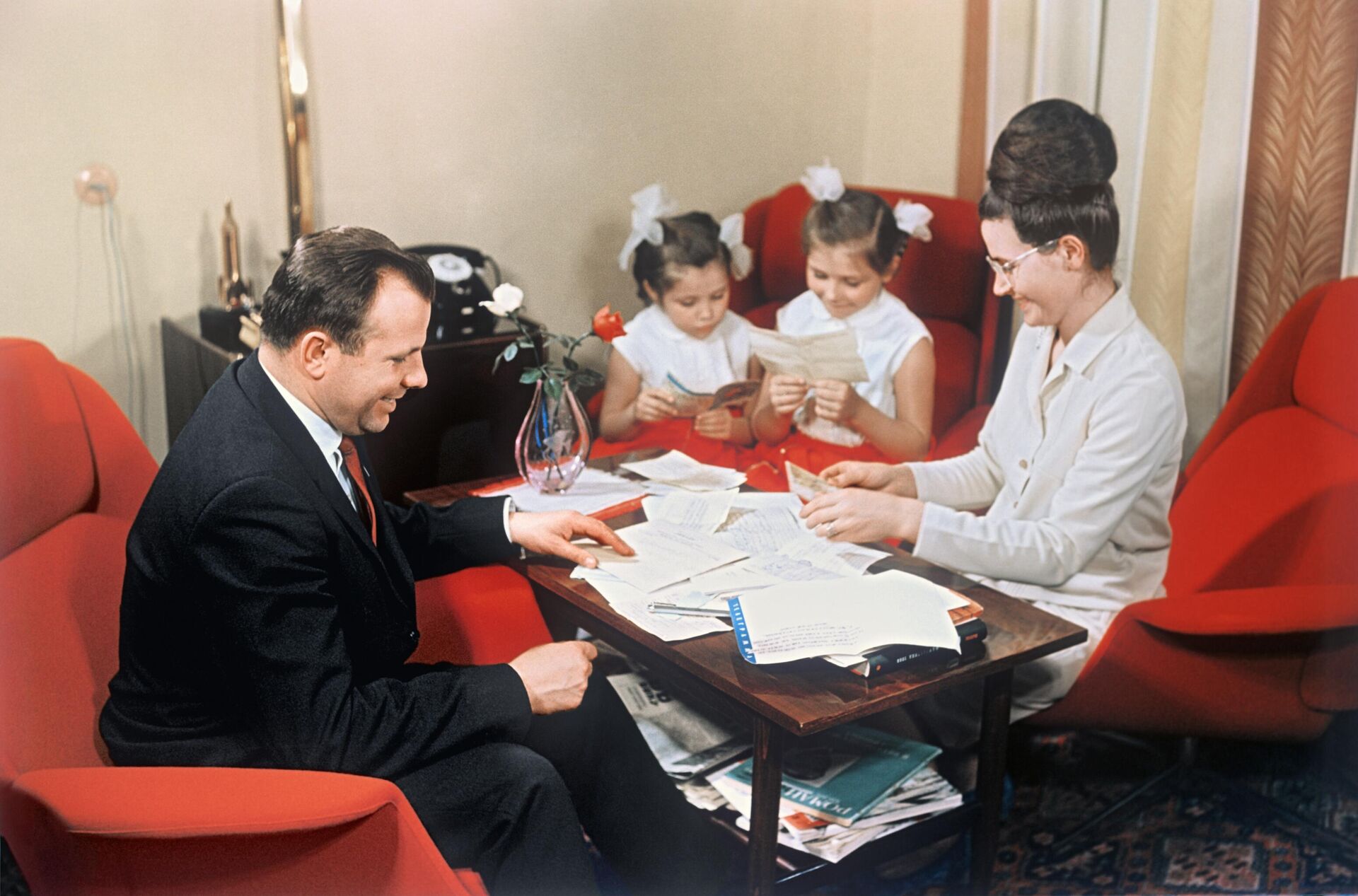 Yuri Gagarin, cosmonauta soviético, con su esposa Valentina y sus hijas Elena y Galina - Sputnik Mundo, 1920, 04.09.2023