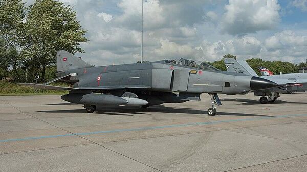 Un avión de combate F-4 Phantom II de la Fuerza Aérea turca  - Sputnik Mundo