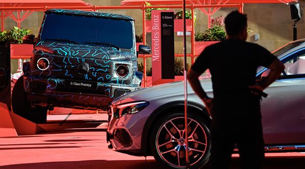 Mercedes G-Class Prototype (L). El vehículo eléctrico está hecho sobre el chasis y con la carrocería de la serie G-Class normal. El salón repite por completo al de la clase G estándar: aquí el panel de instrumentos digital y la pantalla del sistema multimedia se combinan en una sola unidad.El automóvil está equipado con cuatro motores eléctricos con control individual, lo que garantiza una tracción permanente en las cuatro ruedas. Los motores transmiten potencia a una caja de cambios de dos etapas. - Sputnik Mundo