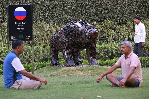 Una escultura del oso pardo euroasiático, el animal nacional de Rusia. - Sputnik Mundo