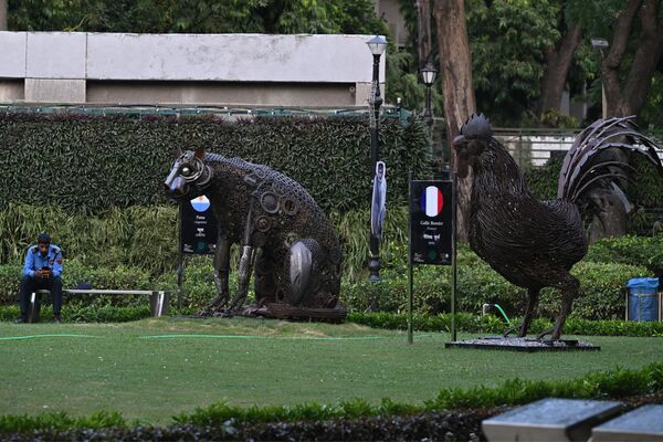 Una escultura del &#x27;coq gaulois&#x27; o gallo galo (dcha.), una de las aves nacionales de Francia, y del puma (izda.), el animal nacional de Argentina. - Sputnik Mundo