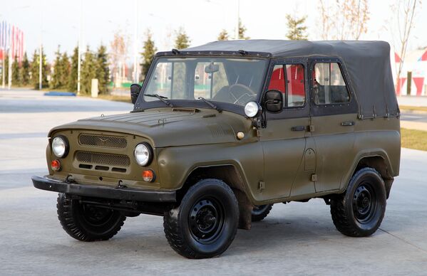 El UAZ-469 es un vehículo todoterreno y fue utilizado por el Ejército Soviético y otras fuerzas del Pacto de Varsovia. En Rusia, también se halla en servicio en todos los organismos del Estado en los cuales es necesario un sólido vehículo todocamino. - Sputnik Mundo