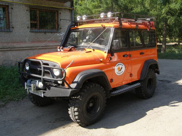 El UAZ Hunter es un vehículo todoterreno, construido sobre la base del chasis del UAZ-469, pero con avances en cuanto a sus motorizaciones, aspecto exterior y acabados más sofisticados, lanzado en serie en 1997.En la imagen: un UAZ Hunter en una expedición a Mongolia - Sputnik Mundo