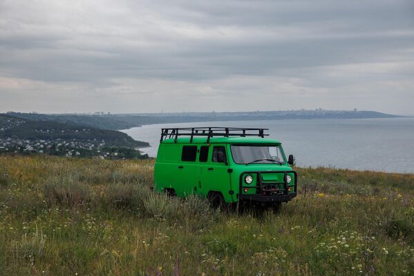 El UAZ-450 Bujanka (Hogaza de pan), también conocida como Tabletka (Píldora), es una familia rusa de modelos únicos de vehículos con capacidades todoterreno de tipo furgoneta.En la foto: un UAZ-450 conmemorativo diseñado para el 65.º aniversario del primer lanzamiento de ese modelo en  1958. - Sputnik Mundo