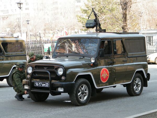 El UAZ-3153 Gusar es un vehículo todoterreno de cuatro ruedas motrices para carga y pasajeros con carrocería metálica de cinco puertas y nueve plazas, una versión de batalla larga del UAZ-31514. El vehículo estaba equipado con un motor más potente de 2,89 litros con una potencia de 84 caballos UMZ-4218. Se fabricó desde 1996 hasta 2010 en pequeña escala.En la foto: un UAZ-3153 Gusar durante el Desfile de la Victoria en Jabarovsk, 2010. - Sputnik Mundo