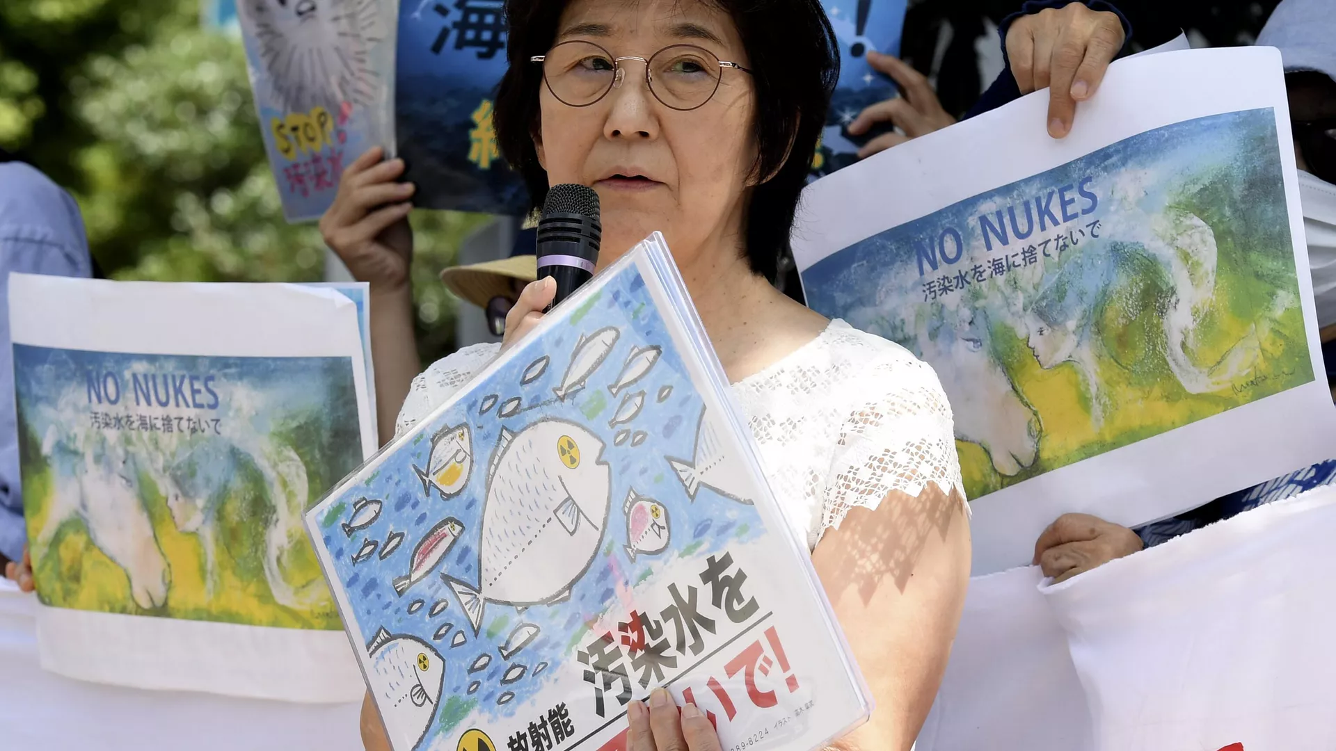Una manifestante pronuncia un discurso durante una concentración contra el vertido de agua radiactiva tratada de la central nuclear dañada de Fukushima, el 25 de agosto de 2023