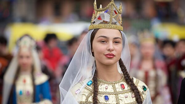 Una participante en la procesión del Día Nacional del Traje en Tiflis (Georgia) - Sputnik Mundo