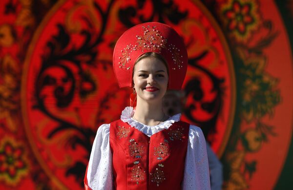 Una participante en el festival etnocultural De lo nacional a lo actual en Kazán, Rusia. Este festival es una plataforma única que reúne a representantes de la esfera creativa, intérpretes del folclore de distintas naciones en un estilo moderno y maestros de las artes y la artesanía. - Sputnik Mundo