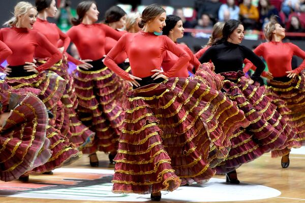 Unas  animadoras del club de baloncesto Unicaja bailan durante el partido de la fase de grupos de la temporada 2018/19 de la Copa de Europa de Baloncesto entre los clubes de baloncesto UNICS (Kazán, Rusia) y Unicaja (Málaga, España). - Sputnik Mundo