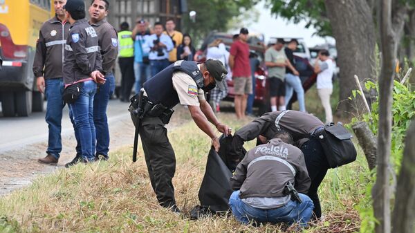 Miembros de la policía retiran el cadáver del concejal de Durán Bolívar Vera en Daule, Ecuador, el 8 de septiembre de 2023  - Sputnik Mundo