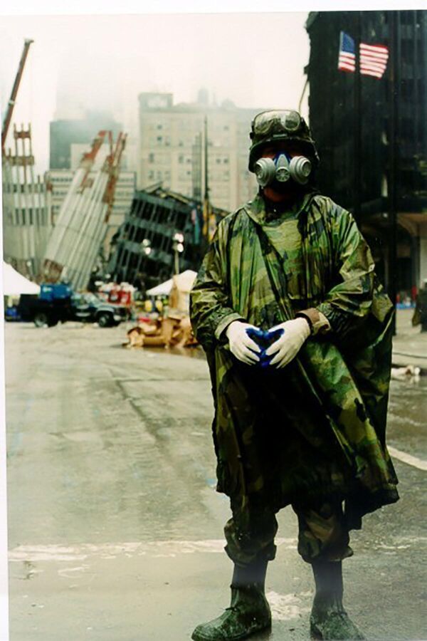 Un soldado de la Guardia Nacional del Ejército de la ciudad de Nueva York vigila un puesto de control en el World Trade Center (Centro Mundial de Comercio) el 14 de septiembre de 2001, tras los atentados del 11 de septiembre que derribaron las Torres Gemelas.Los soldados y aviadores de la Guardia Nacional de la ciudad de Nueva York desempeñaron un papel clave en la respuesta estatal al atentado. Más de 14.000 miembros de la Guardia Nacional, del Ejército y del Aire, de la Milicia Naval y de la Guardia de la región estuvieron de servicio en algunos momentos de los meses posteriores al ataque. - Sputnik Mundo