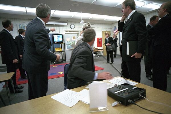 El entonces presidente, George W. Bush, observa el impacto del vuelo 175 contra la torre sur del World Trade Center desde la escuela primaria Emma E. Booker en la ciudad de Sarasota, Florida. 11 de septiembre de 2001.  - Sputnik Mundo