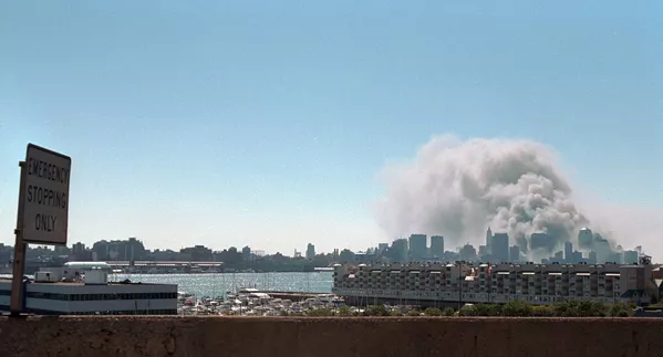 El humo se eleva desde el World Trade Center el 11 de septiembre de 2001. El humo se eleva desde el World Trade Center el 11 de septiembre de 2001. - Sputnik Mundo