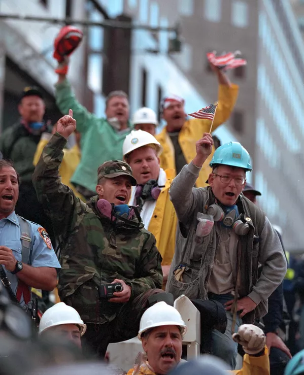 Personal de rescate y emergencias se reúne el 14 de septiembre de 2001, durante la visita de George W. Bush a la ciudad de Nueva York. Personal de rescate y emergencias se reúne el 14 de septiembre de 2001, durante la visita de George W. Bush a la ciudad de Nueva York. - Sputnik Mundo