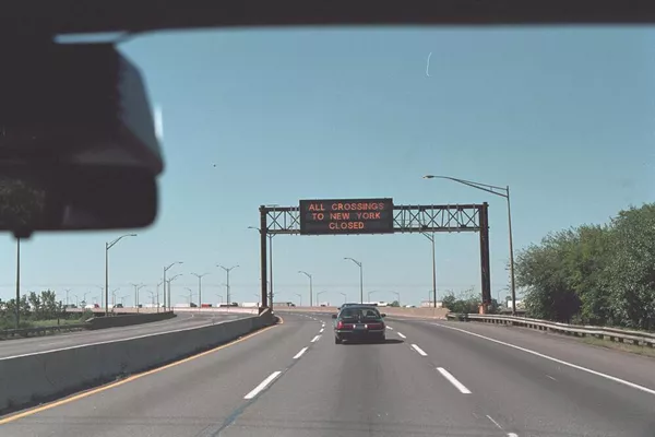 Un cartel indica "Todos los pasos a la ciudad de Nueva York cerrados" tras el atentado terrorista del 11 de septiembre de 2001. Un cartel indica "Todos los pasos a la ciudad de Nueva York cerrados" tras el atentado terrorista del 11 de septiembre de 2001. - Sputnik Mundo