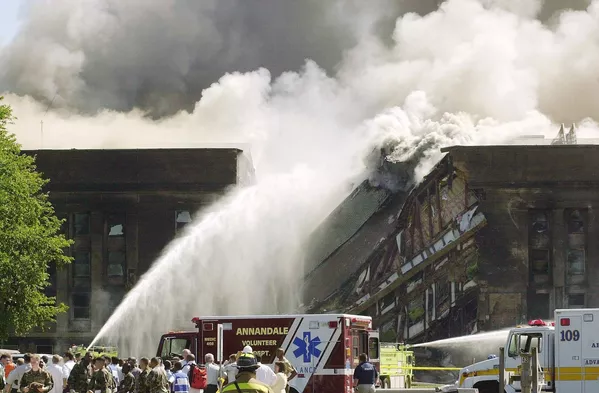 Los bomberos luchan por contener el fuego después de que el vuelo 77 de American Airlines, un Boeing 757-200 secuestrado, se estrellara contra el Pentágono el 11 de septiembre de 2001. El atentado del Pentágono siguió a un ataque similar, dos aviones de pasajeros secuestrados que se estrellaron contra las torres gemelas del World Trade Center de Nueva York, el mismo día, en lo que se ha denominado el peor atentado terrorista de la historia. Los bomberos luchan por contener el fuego después de que el vuelo 77 de American Airlines, un Boeing 757-200 secuestrado, se estrellara contra el Pentágono el 11 de septiembre de 2001. El atentado del Pentágono siguió a un ataque similar, dos aviones de pasajeros secuestrados que se estrellaron contra las torres gemelas del World Trade Center de Nueva York, el mismo día, en lo que se ha denominado el peor atentado terrorista de la historia. - Sputnik Mundo